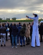 Matrose am Duisburger Hafen Stelzenläufer